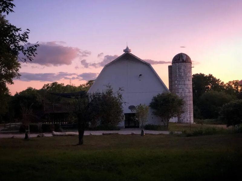 barn image